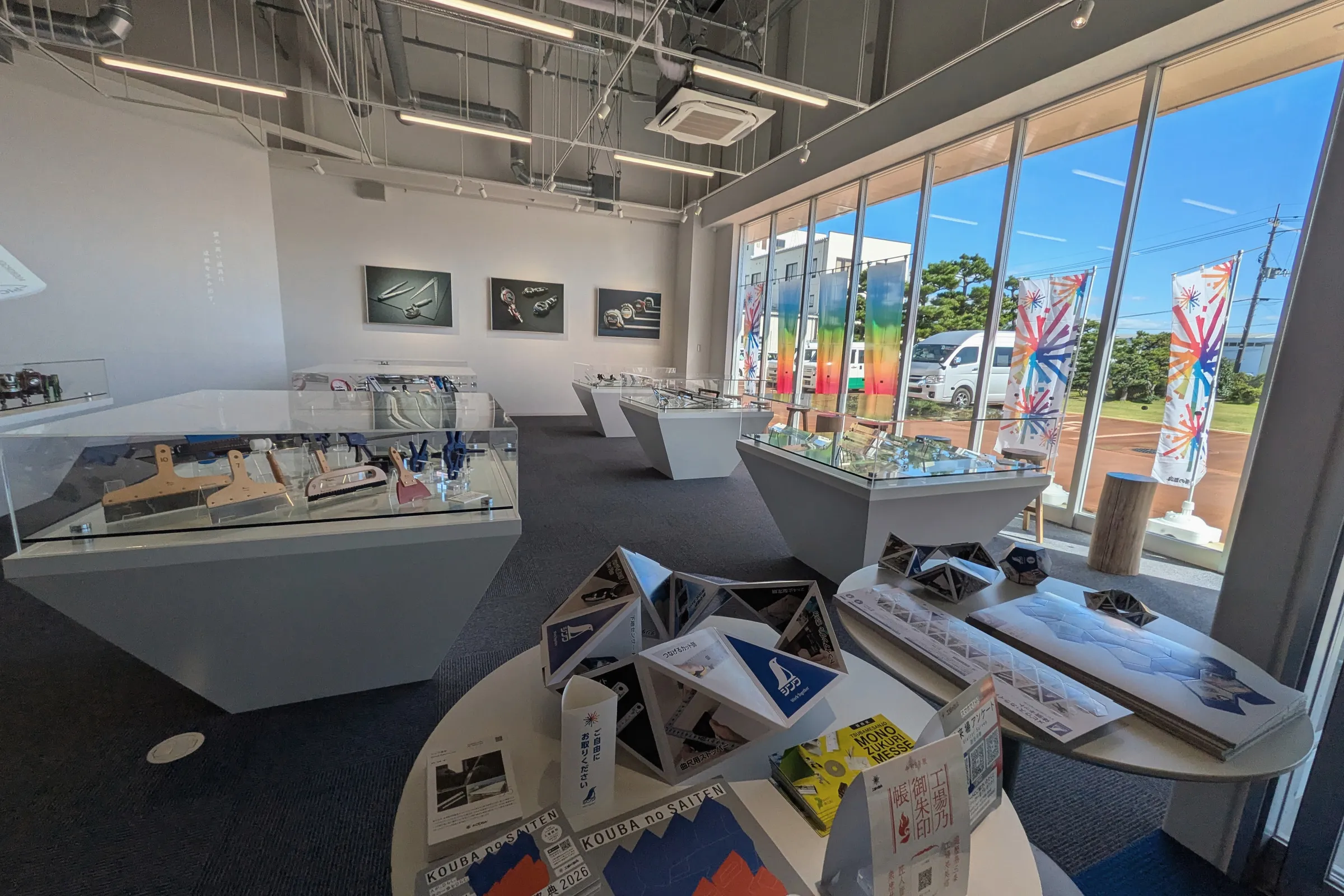 シンワ測定的展示間，陳列著各式量測工具。