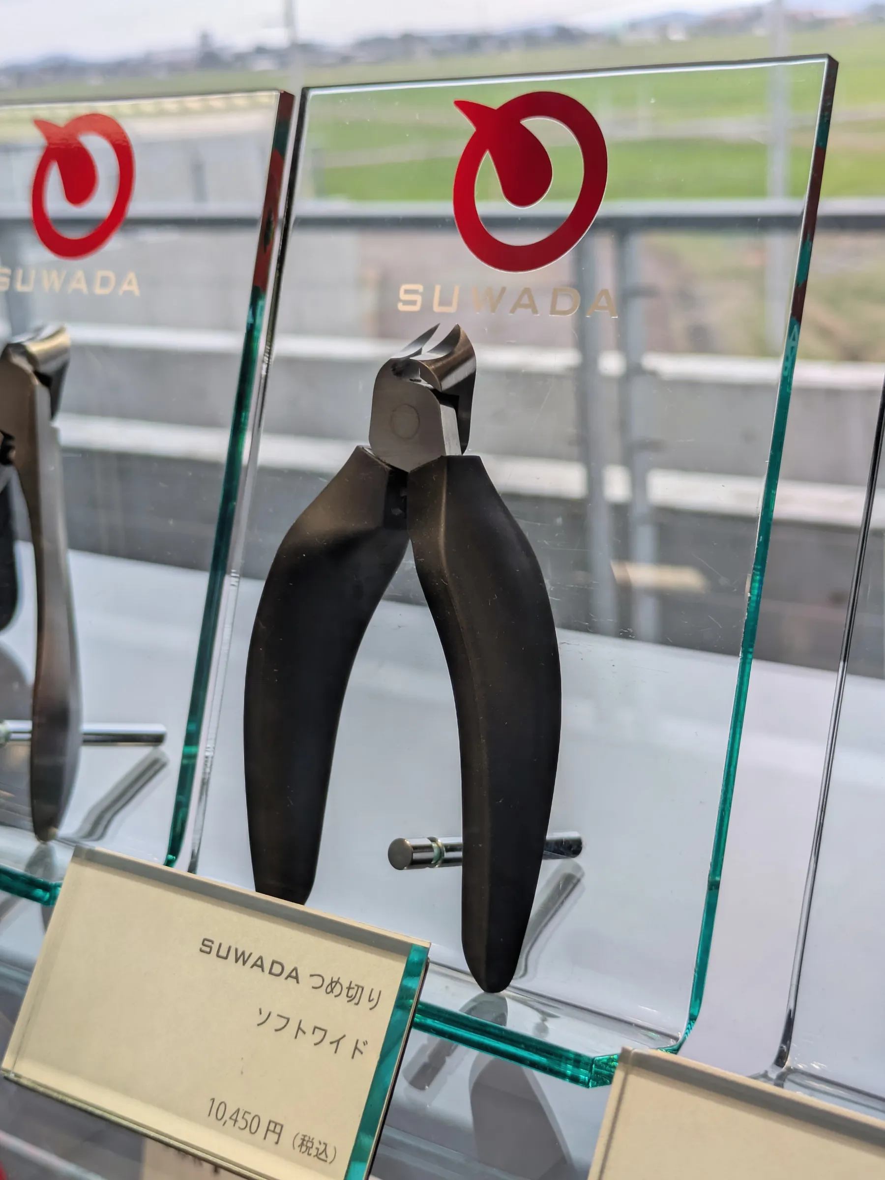 SUWADA 展示的指甲剪，旁邊立著品名與價格牌。