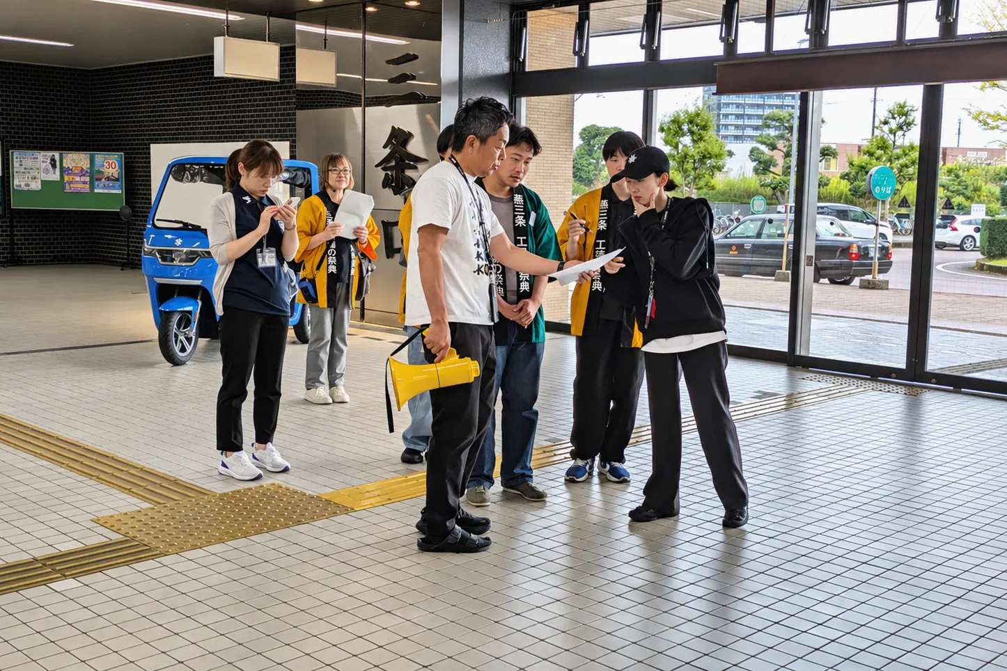 燕三条車站一樓，官方 tour 集合時工作人員與參加者互動的現場。