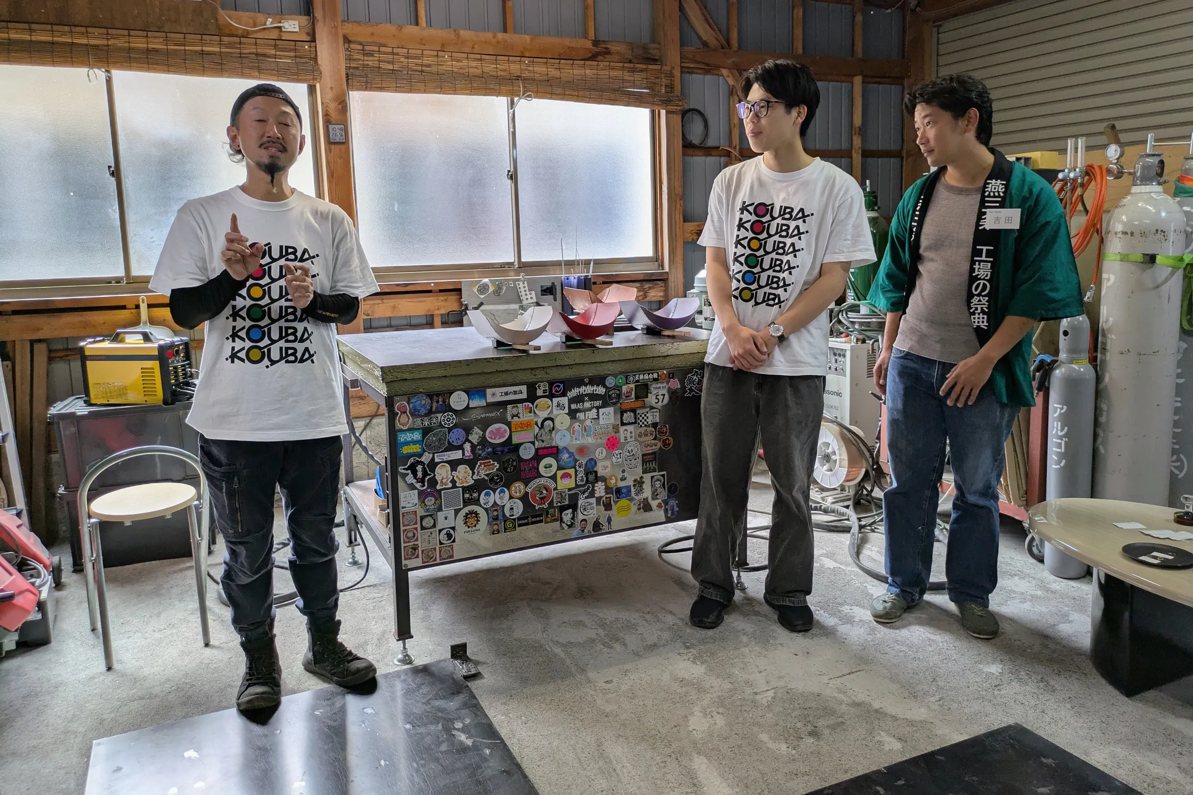WAAS FACTORY 現場，有人向我們講解焊接創作，一旁是工作台與焊接設備。